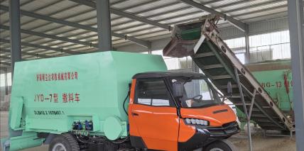 7立方撒料車配13立方攪拌機(jī)